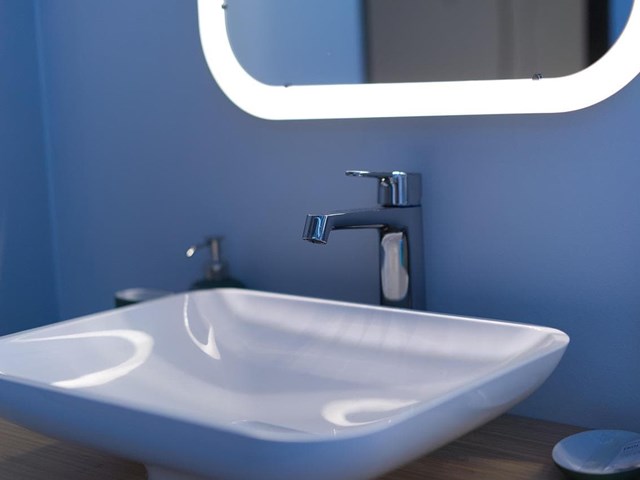 6 diseños de lavabos de cristal que transformarán su cuarto de baño