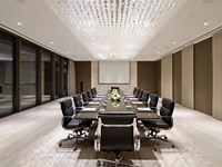 Beneficios del vidrio mate en oficinas y espacios comerciales
