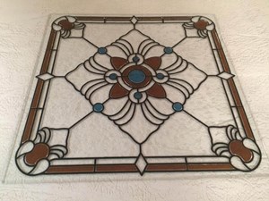 ¿Por qué el vidrio templado se rompe en trozos pequeños y no afilados?